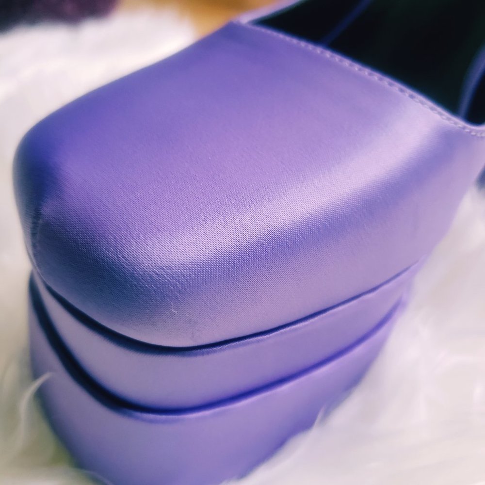 NEW LUXURY LAVENDER SATIN MEDUSA PLATFORM HEELS - Picture 5 of 7